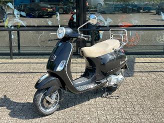 Vaurioauto  motor cycles Vespa  LX 125 4T 2010/5