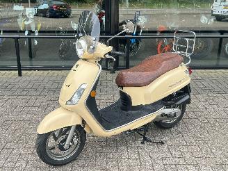krockskadad bil bromfiets Sym  Fiddle 2 2010/8