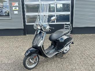 krockskadad bil bromfiets Vespa  Sprint 50 4T 2014/10