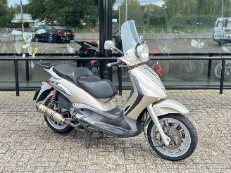 krockskadad bil motor Piaggio Beverly 500  2004/6