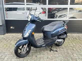 krockskadad bil bromfiets Sym  Fiddle 2 2012/8