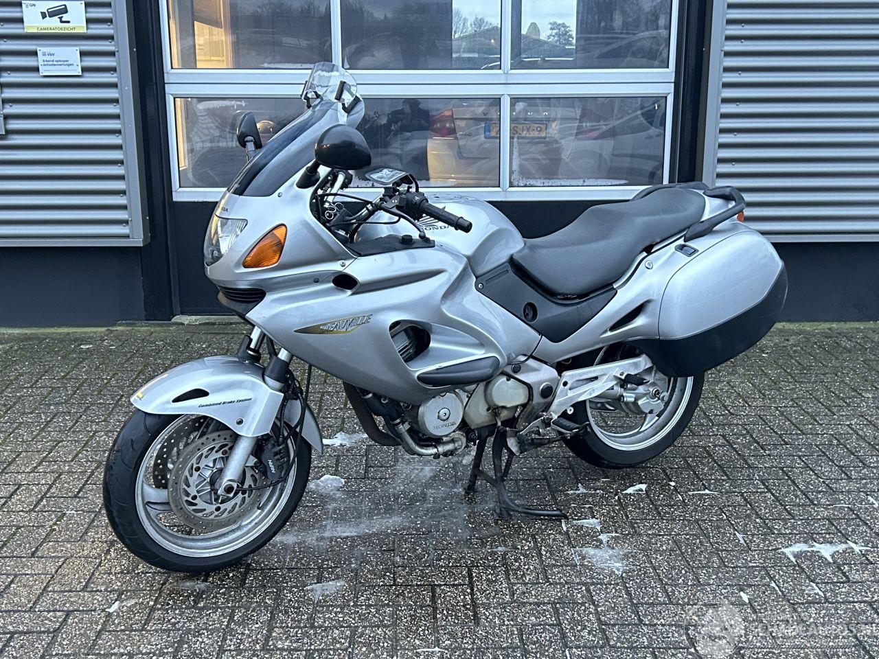 Honda Deauville NT 650