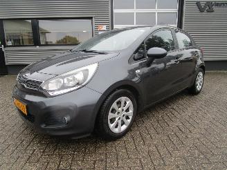 krockskadad bil auto Kia Rio 1.2 CVVT Business Line 5drs 2014/5