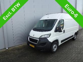 damaged passenger cars Peugeot Boxer 335 2.2 BlueHDi 140 L2H2 Premium LET OP 1 E VERSNELING STUK WEL GEWOON RIJDBAAR !!!!!! 2020/8
