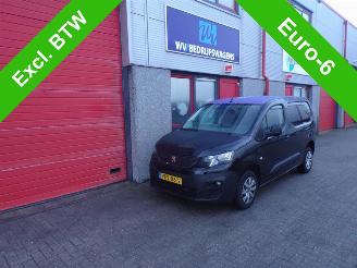 Schade bestelwagen Peugeot Partner 1.5 BlueHDI Premium navi airco schuifdeur motor rookt !!!!!!!!!!! 2020/4
