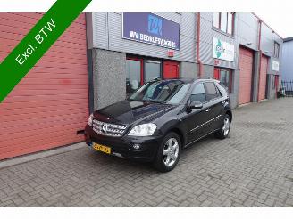 voitures fourgonnettes/vécules utilitaires Mercedes M-klasse 320 CDI 4 matic airco navi lkw / van 3500 kg trekhaakgewicht 2006/7