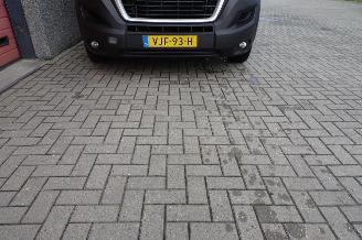 Peugeot Boxer 330 2.2 BlueHDi 120 L2H1 Premium airco picture 24