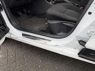 Renault Clio 0.9 TCe Limited  NAVIGATIE  Stationwagen 5-dr. picture 12