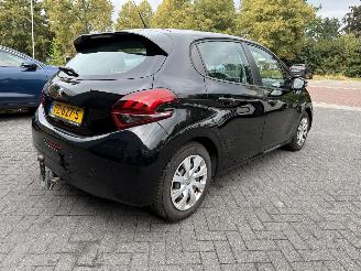 Voiture accidenté Peugeot 208 1.6 BlueHDi Active (Hatchback 5-dr.) 2017/10