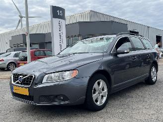 skadebil auto Volvo V-70 2.0 Summum 2010/4