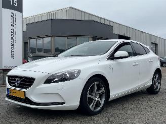 Vaurioauto  passenger cars Volvo V-40 2.0 D4 Kinetic 2015/1