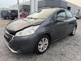 krockskadad bil auto Peugeot 208 1.4 VTi Active 2015/6