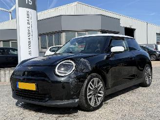 krockskadad bil auto Mini Cooper Cooper E Classic L 40.7 kWh PANO AUTOMAAT 2024/9