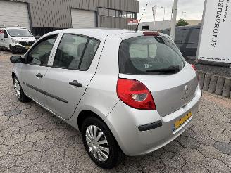 Renault Clio 1.2-16V Authentique picture 8