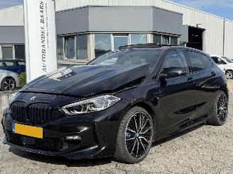 krockskadad bil auto BMW 1-serie 118i M AUTOMAAT PANO 2021/2