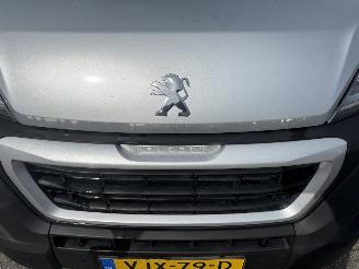 Peugeot Boxer 435 2.2 BlueHDi 140 L2H1 Zwaar Premium picture 13