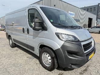 Peugeot Boxer 435 2.2 BlueHDi 140 L2H1 Zwaar Premium picture 3