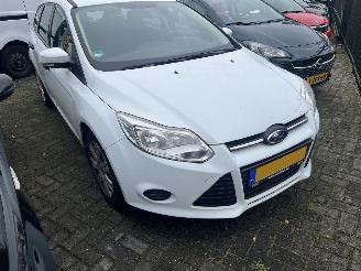 krockskadad bil auto Ford Focus Wagon 1.0 EcoBoost Titanium 2014/1