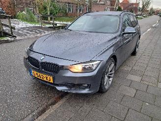 krockskadad bil auto BMW 3-serie 316i high executive 2013/7