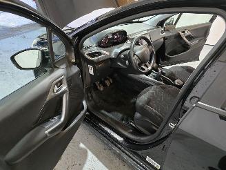 Peugeot 2008 1.2 PureTech Allure picture 17