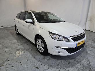 Vaurioauto  passenger cars Peugeot 308 1.2 PureTech Blue Lease Executive 2016/10