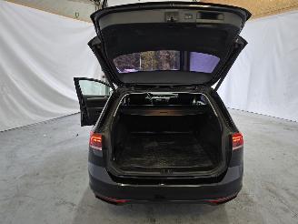 Volkswagen Passat Variant 2.0 TDI Business picture 16