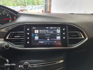 Peugeot 308 1.6 BlueHDI Blue Lease Executive Pack picture 27