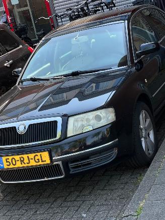 uszkodzony samochody osobowe Skoda Superb 2.8 V6 Elegance 2005/4