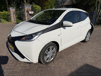 damaged passenger cars Toyota Aygo 1.0 VVT-i x-play 2014/7