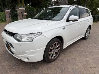 Voiture accidenté Mitsubishi Outlander 2.0 PHEV Instyle 2014/10