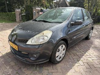 krockskadad bil auto Renault Clio 1.6-16V Dynamique Luxe 2005/11