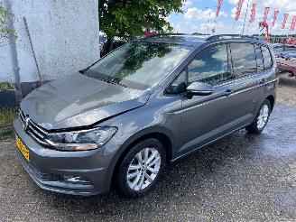 krockskadad bil auto Volkswagen Touran 1.2tsi clima/navi/pdc v+a 2017/3