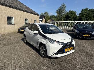 uszkodzony samochody osobowe Toyota Aygo 1.0 VVT-i x-play 2015/2