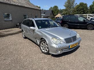 Damaged car Mercedes C-klasse C-klasse Combi  200 K. Elegance 2006/1