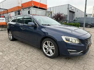 Voiture accidenté Volvo V-60 2.4 D6 AWD Plug-In Hybrid Summum 2013/11