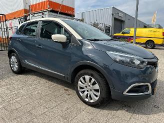 uszkodzony samochody osobowe Renault Captur 0.9 TCe Expression 2015/8