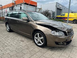 Vaurioauto  passenger cars Volvo V-70 2.0 D4 Nordic+ 2014/5