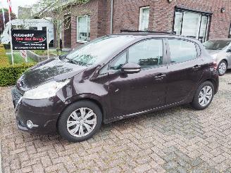 skadebil auto Peugeot 208 1.2 Vti active 2013/11