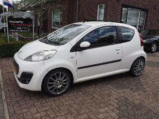 damaged passenger cars Peugeot 107 1.0 Active 2012/9