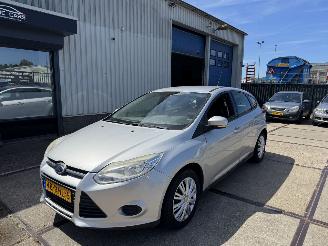 Damaged car Ford Focus 1.6 AIRCO 5-DEURS 2011/6