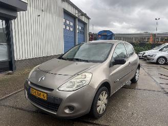 Damaged car Renault Clio 1.2 TCE AIRCO 101 PK 2010/3