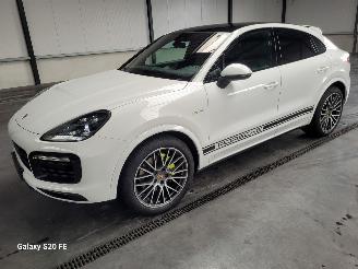 damaged passenger cars Porsche Cayenne Coupe 3.0 e-Hybrid 340-KW Automaat AWD 2021/10