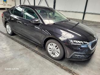 damaged passenger cars Skoda Octavia Limo 1.5 TSi 110-KW DSG e-Tec 2023/2