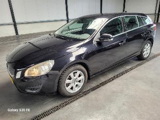 Coche accidentado Volvo V-60 1.6 T3 110-KW Automaat Momentum 2013/5
