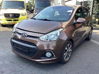 Vaurioauto  passenger cars Hyundai I-10 1.2 16V 2015/10