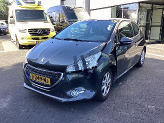 Damaged car Peugeot 208 1.2 Vtu Allure 2012/8