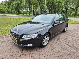 Vaurioauto  passenger cars Volvo V-70 2.0 D3 Dynamic Edition 2015/12