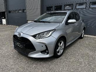 damaged passenger cars Toyota Yaris VVT-I AIRCO / CRUISE / NAVI / CAMERA / STOELVERW 2023/6