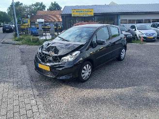 skadebil auto Toyota Yaris Yaris III (P13) Hatchback 1.33 16V Dual VVT-I (1NRFE) [73kW 2012/3