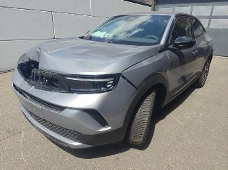 krockskadad bil auto Opel Mokka Edition. 1.2 Direct Injection Turbo 100 kW (136 PS) 48V Hybrid. 6-Gang-Doppelkupplungsgetriebe (eDTC) 2025/3